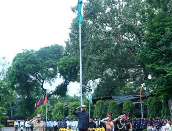 राज्यपाल डेका ने लोकभवन में किया ध्वजारोहण