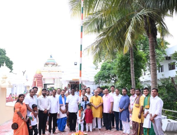 श्री जगन्नाथ मंदिर परिसर में श्रद्धा और राष्ट्रभक्ति के साथ मनाया स्वतंत्रता दिवस  तिरंगे की शान और जगन्नाथ जी का आशीर्वाद, श्रद्धा से मना स्वतंत्रता दिवस  आस्था के दीप से राष्ट्रभक्ति की लौ तक—जगन्नाथ मंदिर में मनाया स्वतंत्रता पर्व