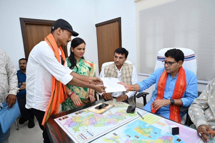 500 से अधिक भाजपा कार्यकर्ताओं से मिले राजस्व मंत्री टंक राम वर्मा, सहयोग केंद्र प्राप्त में आवेदनों के निराकरण हेतु अधिकारियों को दिए निर्देश