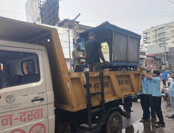 सुगम यातायात के लिए एक्शन में रायपुर पुलिस और निगम
