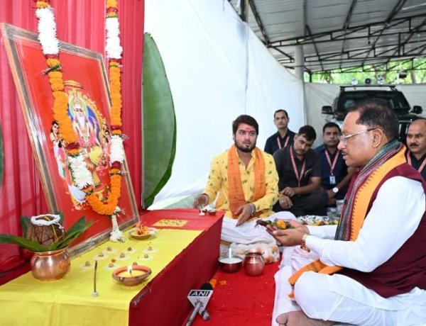सीएम हाउस में मुख्यमंत्री साय ने की भगवान विश्वकर्मा की पूजा
