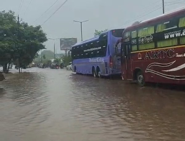 चंदनडीह में जलभराव से रायपुर-दुर्ग हाईवे पर थमी रफ्तार, ट्रैफिक पुलिस ने जारी किया डायवर्जन