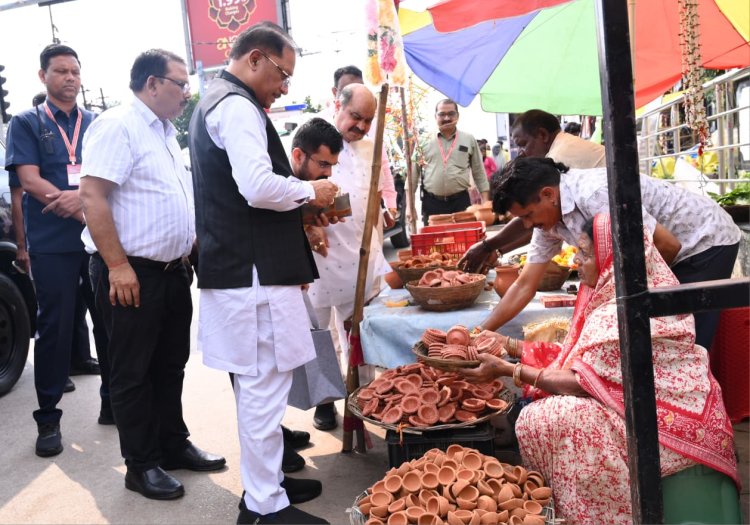मुख्यमंत्री की सहजता और सादगी ने जीता लोगों का दिल — विधायक पुरन्दर मिश्रा  अति महत्वपूर्ण कार्यक्रम के लिए जाते मुख्यमंत्री विष्णु देव साय ने अचानक रुकवाया काफिला, ठेले से खरीदा मिट्टी का दीया