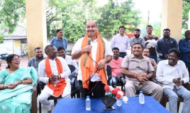 त्रिमूर्ति नगर के स्वामी आत्मानंद उत्कृष्ट अंग्रेजी माध्यम विद्यालय में शेड निर्माण कार्य का विधायक पुरन्दर मिश्रा ने किया भूमिपूजन  विद्यार्थियों की सुविधाओं में होगा विस्तार, विद्यालय परिसर को मिलेगा बेहतर स्वरूप
