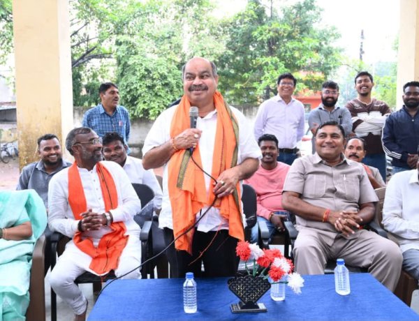 त्रिमूर्ति नगर के स्वामी आत्मानंद उत्कृष्ट अंग्रेजी माध्यम विद्यालय में शेड निर्माण कार्य का विधायक पुरन्दर मिश्रा ने किया भूमिपूजन  विद्यार्थियों की सुविधाओं में होगा विस्तार, विद्यालय परिसर को मिलेगा बेहतर स्वरूप