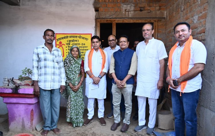 अंतिम व्यक्ति का उत्थान और सर्वसमावेशी विकास ही हमारी प्रतिबद्धता: राजस्व मंत्री श्री टंक राम वर्मा  सुशासन और सर्वव्यापी विकास का नया दौर  योजनाओं का मिला लाभ, तो संवर गया जीवन   मोहला-मानपुर में मंत्री टंक राम वर्मा ने जाना योजनाओं का जमीनी असर