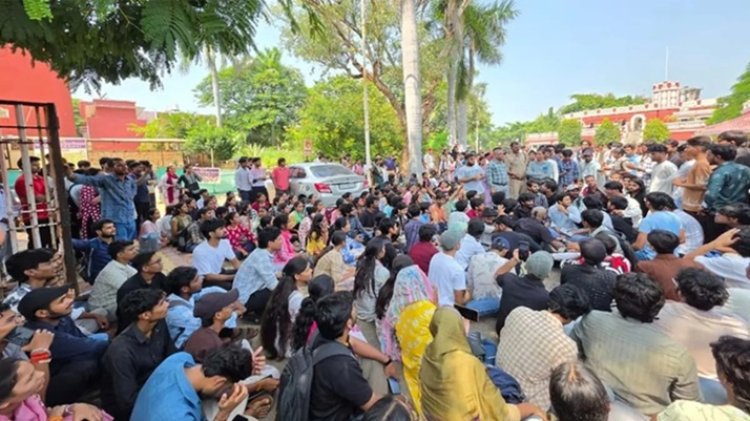खैरागढ़ संगीत विवि में छात्रों का प्रदर्शन, ‘कुलपति हटाओ’ के लगे नारे