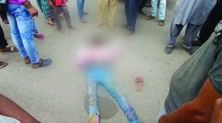 भिलाई में फ्लाईओवर से नीचे गिरकर युवती की मौत, दुर्ग-धमधा ओवरब्रिज पर बस और ई-रिक्शा की आमने-सामने भिड़ंत, चालक की गई जान