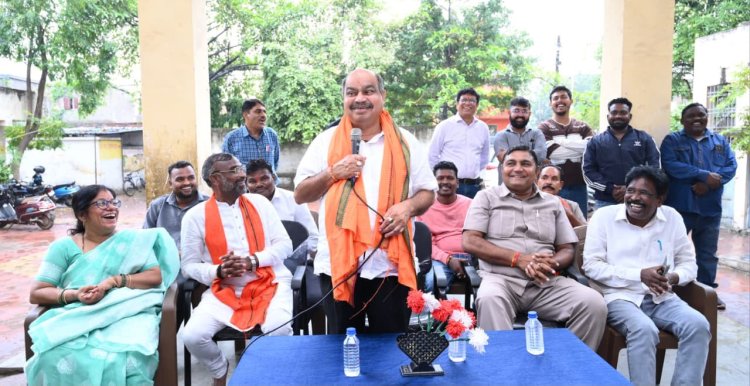 त्रिमूर्ति नगर के स्वामी आत्मानंद उत्कृष्ट अंग्रेजी माध्यम विद्यालय में शेड निर्माण कार्य का विधायक पुरन्दर मिश्रा ने किया भूमिपूजन  विद्यार्थियों की सुविधाओं में होगा विस्तार, विद्यालय परिसर को मिलेगा बेहतर स्वरूप