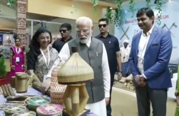 पीएम मोदी ने किया छत्तीसगढ़ के स्टाल का अवलोकन, डोकरा, बांस शिल्प और कोसा को सराहा